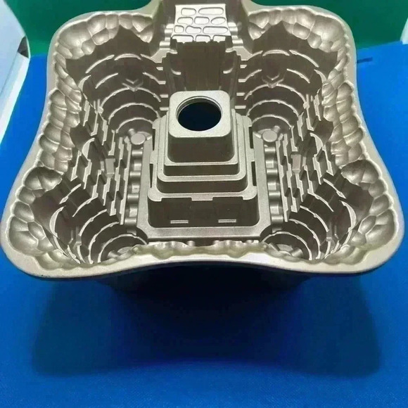 Nordic Ware 10 Cup Cast Aluminum Castle Bundt Cake Mold - Picture 2 of 5